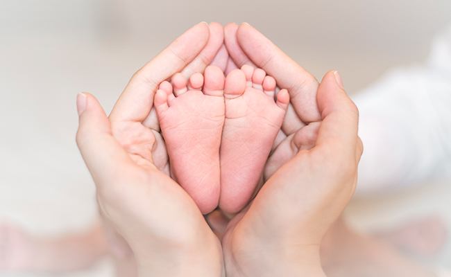 hands holding childs feet